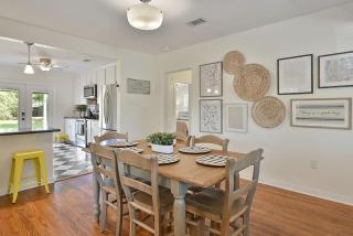 Whimsical Bluebird Cottage Hot Tub Patio Pet Friendly Central Location - Bryan - 7