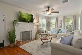 Whimsical Bluebird Cottage Hot Tub Patio Pet Friendly Central Location - Bryan - 6