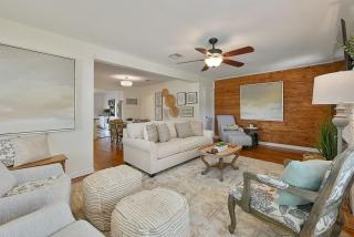 Whimsical Bluebird Cottage Hot Tub Patio Pet Friendly Central Location - Bryan - 5