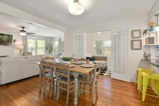 Whimsical Bluebird Cottage Hot Tub Patio Pet Friendly Central Location - Bryan - 4
