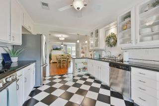 Whimsical Bluebird Cottage Hot Tub Patio Pet Friendly Central Location - Bryan - 1