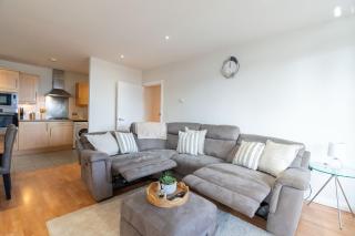 Stylish Stay in Watford With Balcony and Parking - Watford - 0