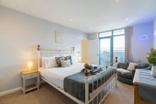 Stylish Stay in Watford With Balcony and Parking - Watford - 9