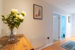 Stylish Stay in Watford With Balcony and Parking - Watford - 6