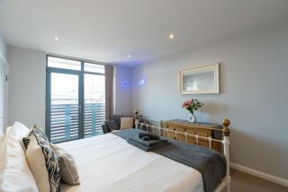 Stylish Stay in Watford With Balcony and Parking - Watford - 4