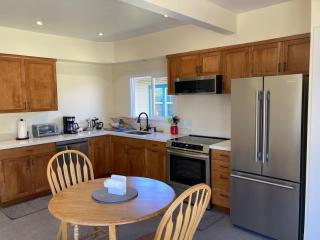 Henderson Hideout Hot Tub and Pet Friendly. - Eureka - 5