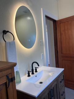 Henderson Hideout Hot Tub and Pet Friendly. - Eureka - 3
