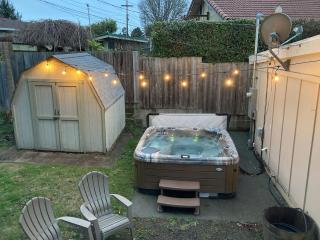 Cozy Hideaway and Hot Tub. Pet Friendly. - Eureka - 7