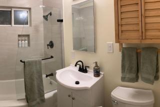 Cozy Hideaway and Hot Tub. Pet Friendly. - Eureka - 2