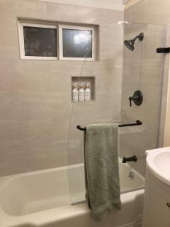 Cozy Hideaway and Hot Tub. Pet Friendly. - Eureka - 1