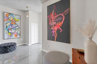 Modern 3 bedroom condo in downtown w free parking - 6