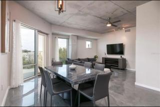 Modern 3 bedroom condo in downtown w free parking - 7