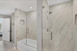 Modern 3 bedroom condo in downtown w free parking - 2