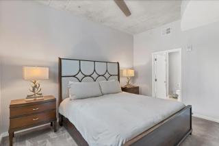 Modern 3 bedroom condo in downtown w free parking - 3