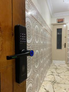 Airport Apartment 5 minutes walk, perfect for Early & Late Flights - 0