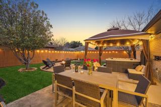 Zen Back Yard with Hot Tub, Firepit, Spa at Home - Dallas - 0