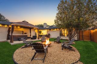 Zen Back Yard with Hot Tub, Firepit, Spa at Home - Dallas - 1