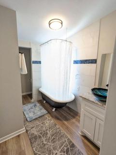 2 Bedroom 2 Bathroom Inside the Loop - 2