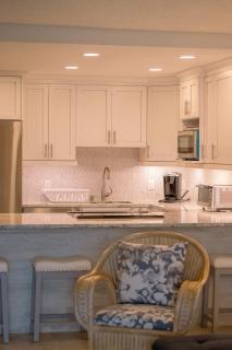Entire 2nd Floor 2 BR Elysian - Tennis & Tides - - 3