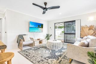 Bright and Spacious Triplex Near Holloways Beach - Holloways Beach - 0