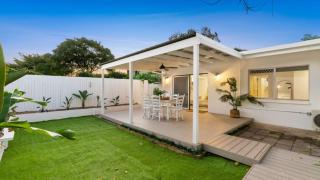 Bright and Spacious Triplex Near Holloways Beach - Holloways Beach - 6
