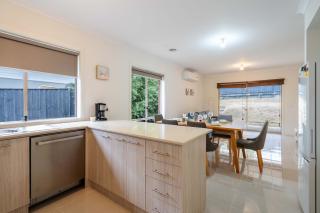 Modern 3B2B1C Home in Doreen - 3