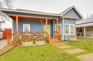 Artsy Bungalow with Yard in Dtwn San Antonio - 9