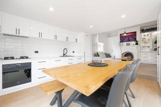 Wilson Cottage - Historic Charm meets Modern Comfort - Sandy Bay - 9