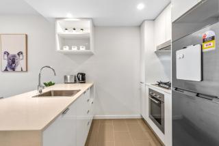 Mountain Views, King Bed, Pool, Gym & Car Park - Brisbane - 3