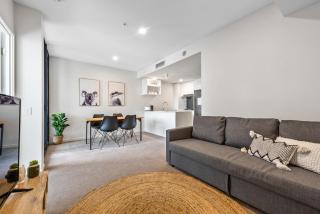 Mountain Views, King Bed, Pool, Gym & Car Park - Brisbane - 4