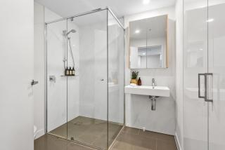 Mountain Views, King Bed, Pool, Gym & Car Park - Brisbane - 2