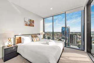 Mountain Views, King Bed, Pool, Gym & Car Park - Brisbane - 0