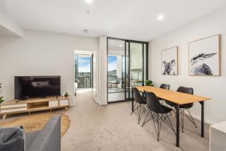 Mountain Views, King Bed, Pool, Gym & Car Park - Brisbane - 9