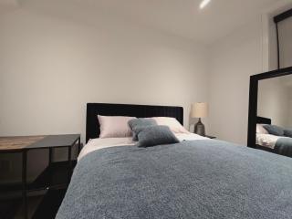 Spacious Bright 9ft Ceiling with Private Entrance - Milton - 6