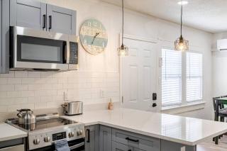 Downtown Oasis - One Bedroom Private Bungalow - 4