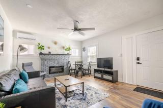 Downtown Hideaway 1-Bedroom Bungalow - Sint-Petersburg - 0