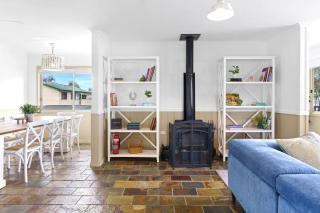 Waterfront Retreat with Games for the Whole Family - Karraganbah - 2