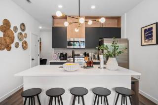 Colorful vibrant Oasis Sleeps 10, 10min to Disney - 9