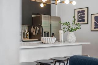 Colorful vibrant Oasis Sleeps 10, 10min to Disney - 3