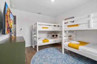 Colorful vibrant Oasis Sleeps 10, 10min to Disney - 6