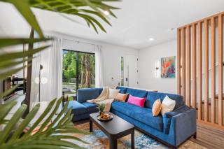 Colorful vibrant Oasis Sleeps 10, 10min to Disney - 1