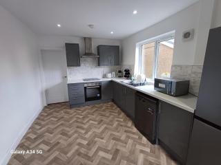 A Beautiful Four Bedroom Home Located in the Heart of Treherbert - Treorky - 3