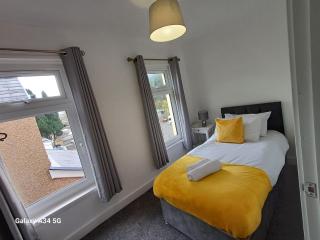 A Beautiful Four Bedroom Home Located in the Heart of Treherbert - Treorky - 1