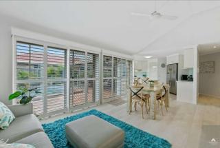 4 BRM Family Home with Pool Bokarina - - 1