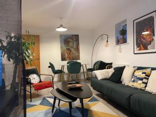 Lovely 2 bedroom flat with free parking and WIFI - 3