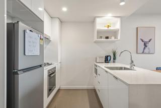 Bright & Modern Apt with City Views, King Bed, Park - Brisbane - 5