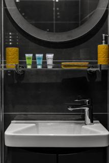 Tranquil 3 BR Escape For Families or Groups - London - 6