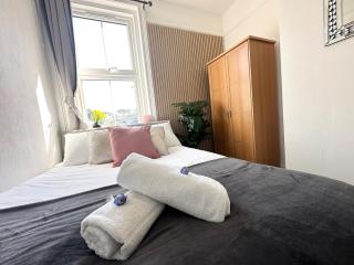The Bournemouth Hideaway - Beautiful Central flat - 10 mins walk to beach - Brought to you by Coastline Retreats - 4