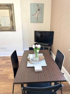 The Bournemouth Hideaway - Beautiful Central flat - 10 mins walk to beach - Brought to you by Coastline Retreats - 4