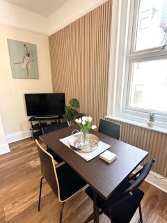 The Bournemouth Hideaway - Beautiful Central flat - 10 mins walk to beach - Brought to you by Coastline Retreats - Bournemouth - 4